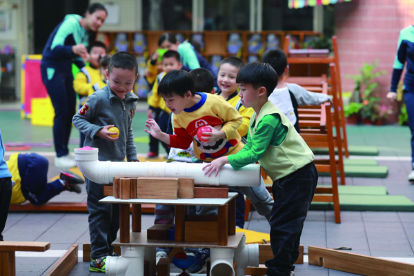 在户外一起玩出更多花样——记广州市番禺区东城幼儿园领衔的户外混龄自主游戏课程构建